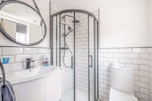 Ensuite Shower room- click for photo gallery